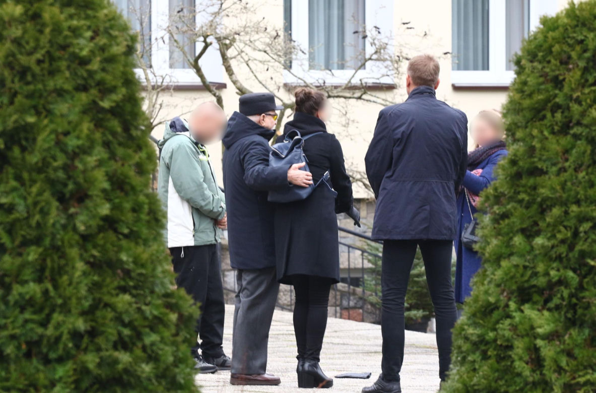 Lech Wałęsa wybrał się do kościoła w ostatni dzień 2023. roku. Tyle dał dziewczynce pod kościołem