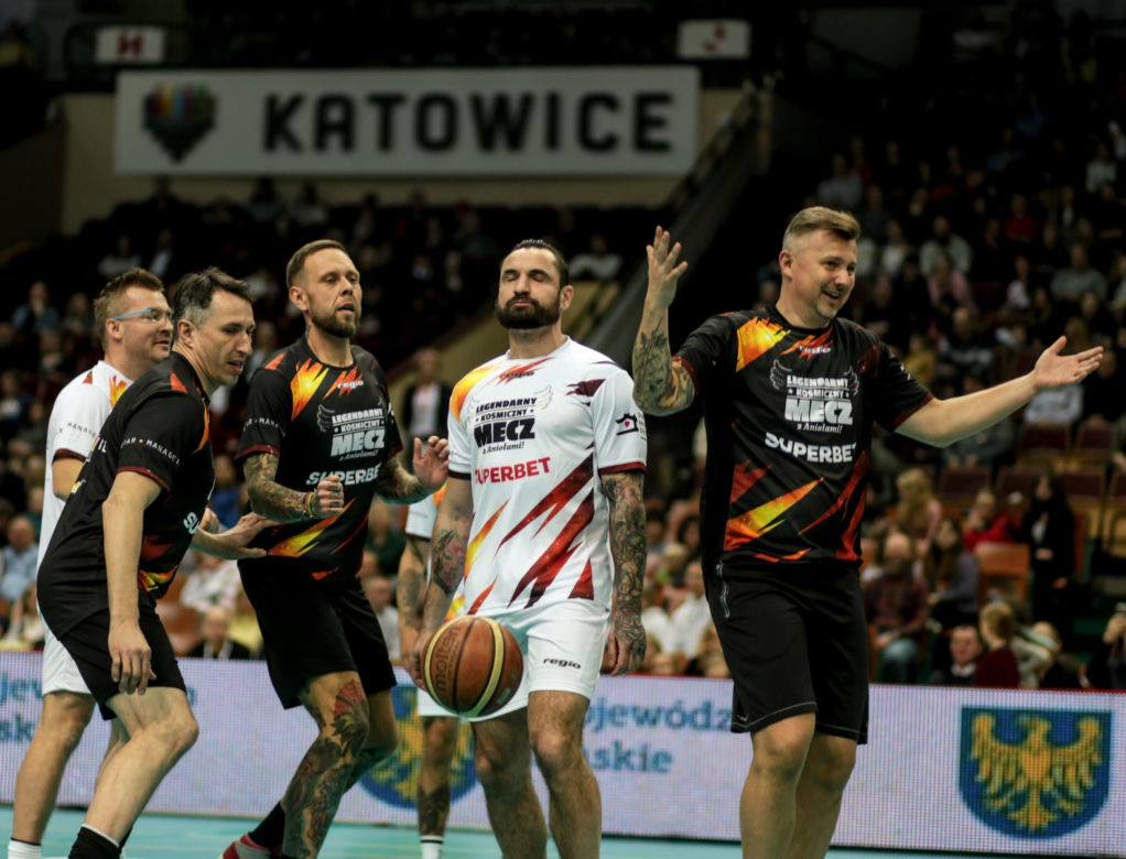 Legendarny Kosmiczny Mecz z Aniołami w Spodku: Gwiazdy zagrały dla Domu Aniołów Stróżów 