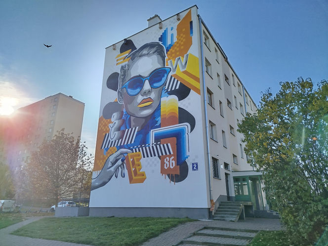 Nowy mural z kobiecą postacią na ścianie bloku przy ulicy Kaszubskiej 2 w Siedlcach. Zobacz zdjęcia!