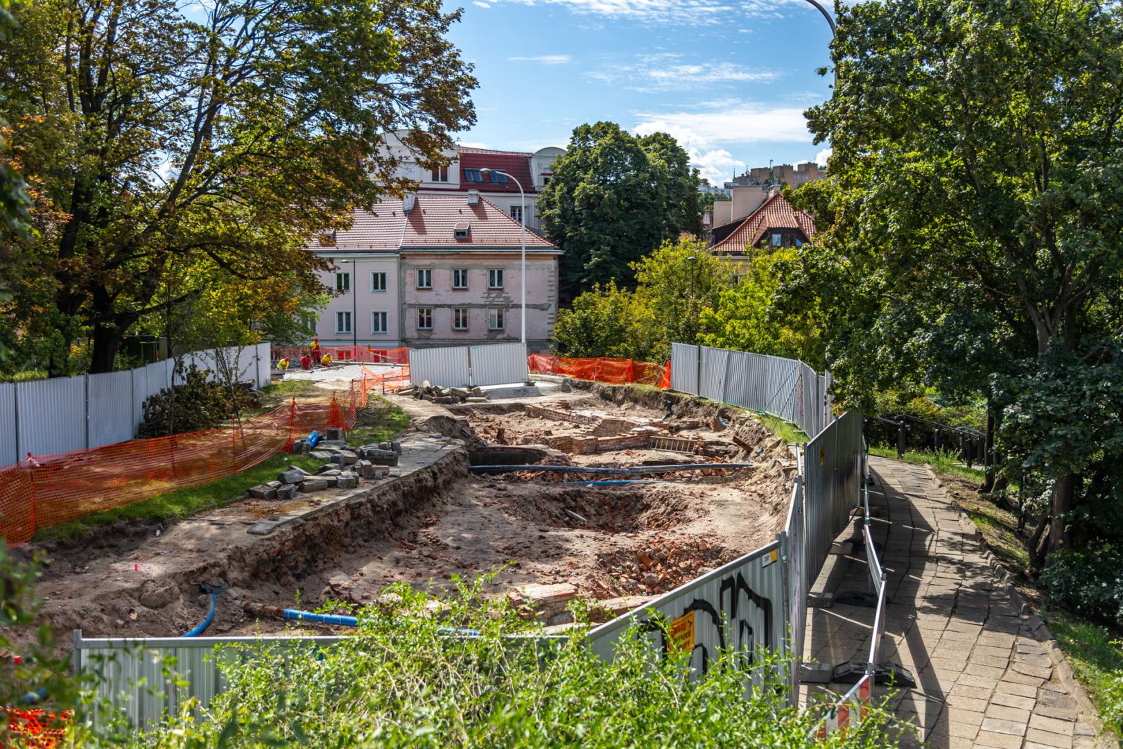 Mariensztat - odkopany fragment elewacji dawnej kamienicy wraz z balkonem