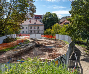 Mariensztat - odkopany fragment elewacji dawnej kamienicy wraz z balkonem