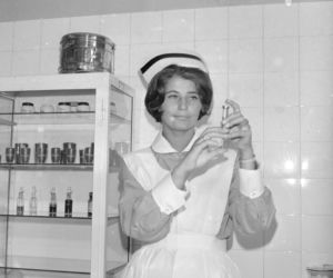 Pielęgniarka przygotowuje zastrzyk - 1971 r.