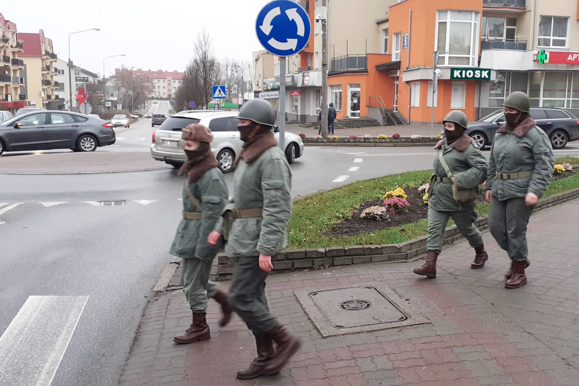 Wojsko na ulicach Iławy! To rekonstruktorzy stanu wojennego