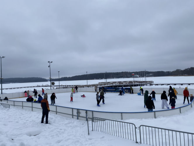 Lodowisko w Centrum Rekreacyjno-Sportowym Ukiel
