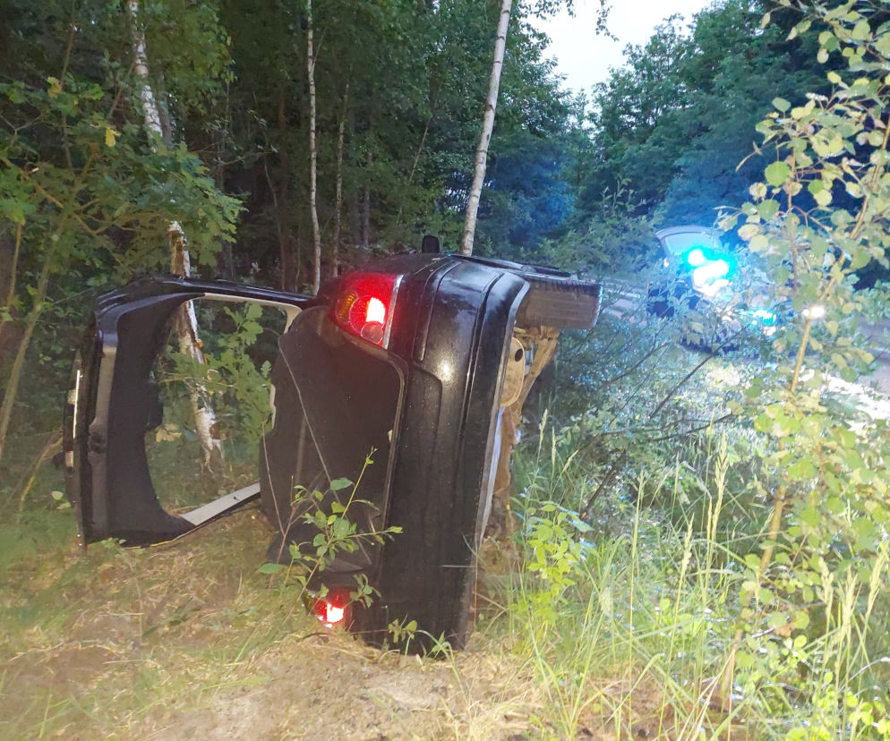 Chwila nieuwagi i auto w rowie. Kolizja na leśnym odcinku ulicy Zgodnej