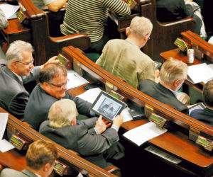 26 milionów na odprawy! 1,5 miliona na tablety!