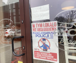 Toruński lokal nie chce obsługiwać policjantów i ich rodzin. Kontrowersyjny plakat