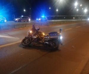 Policjant na noszach, motocykl w rozsypce - szokująca nocna akcja mundurowych