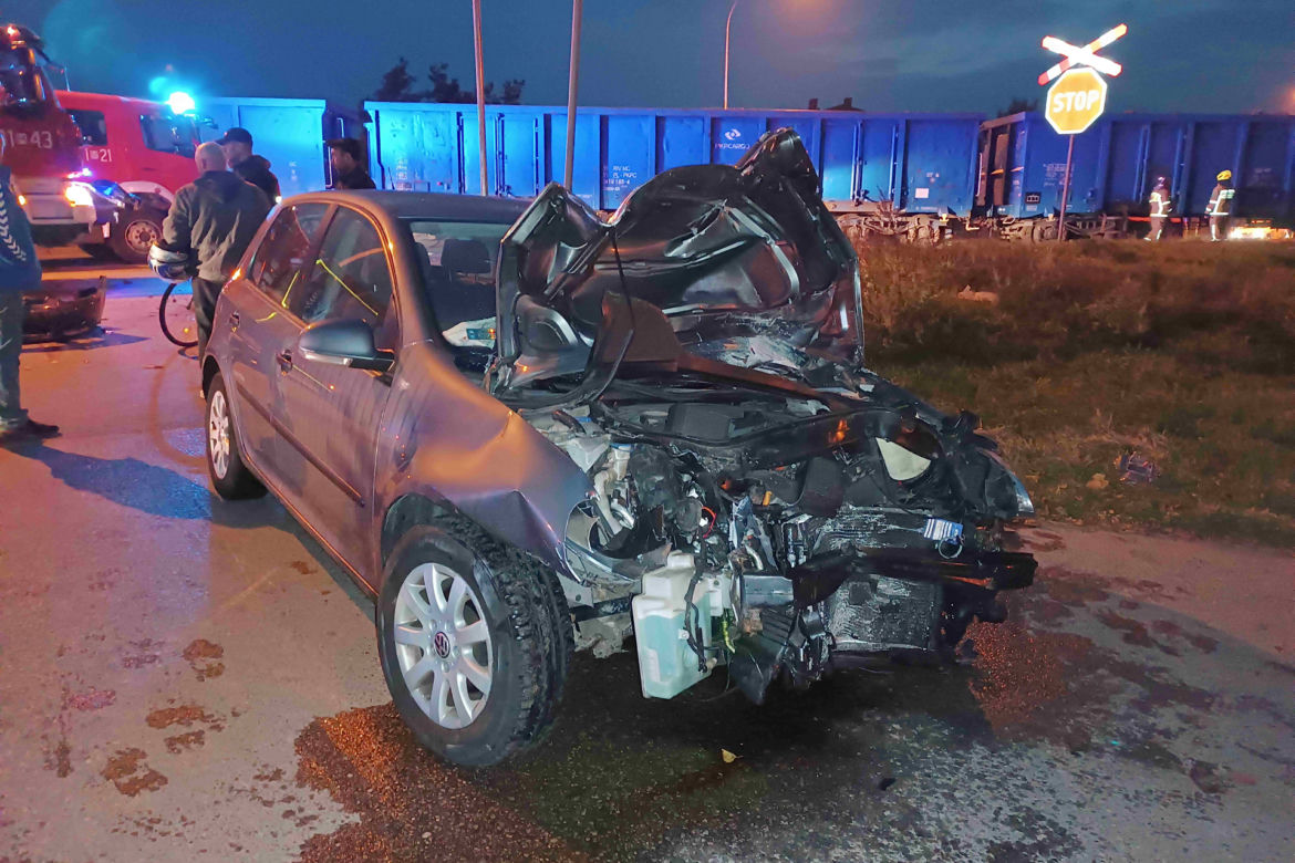 Pociąg towarowy zmiażdżył małego Volkswagena. Potem wydarzył się cud 