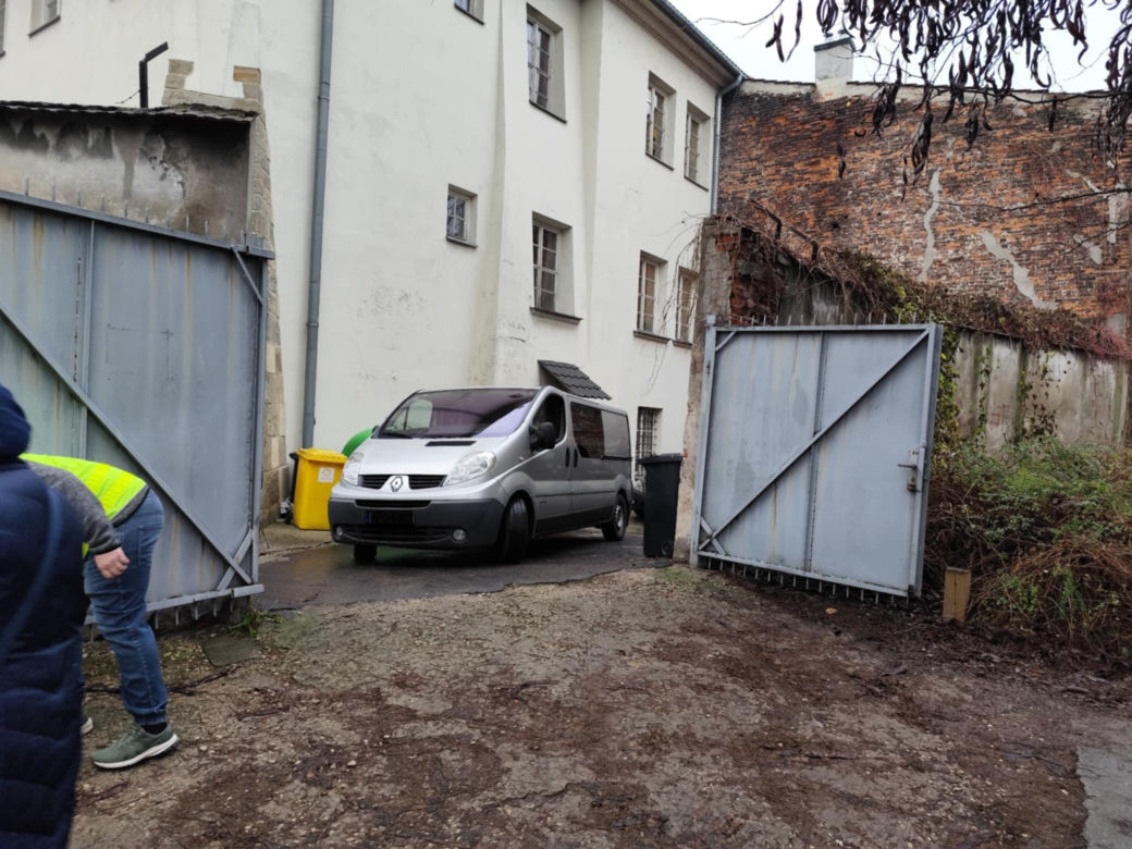 Kraków. Wyrwał policjantom broń i strzelił na komisariacie. Mężczyzna nie żyje, zginęła też jego partnerka