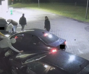 Kompletnie pijany kierowca BMW wjechał w grupę osób na stacji paliw w gminie Rypin