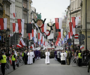 To już 10 lat od pogrzebu pary prezydenckiej Lecha i Marii Kaczyńskich. Ludzie żegnali ich kwiatami