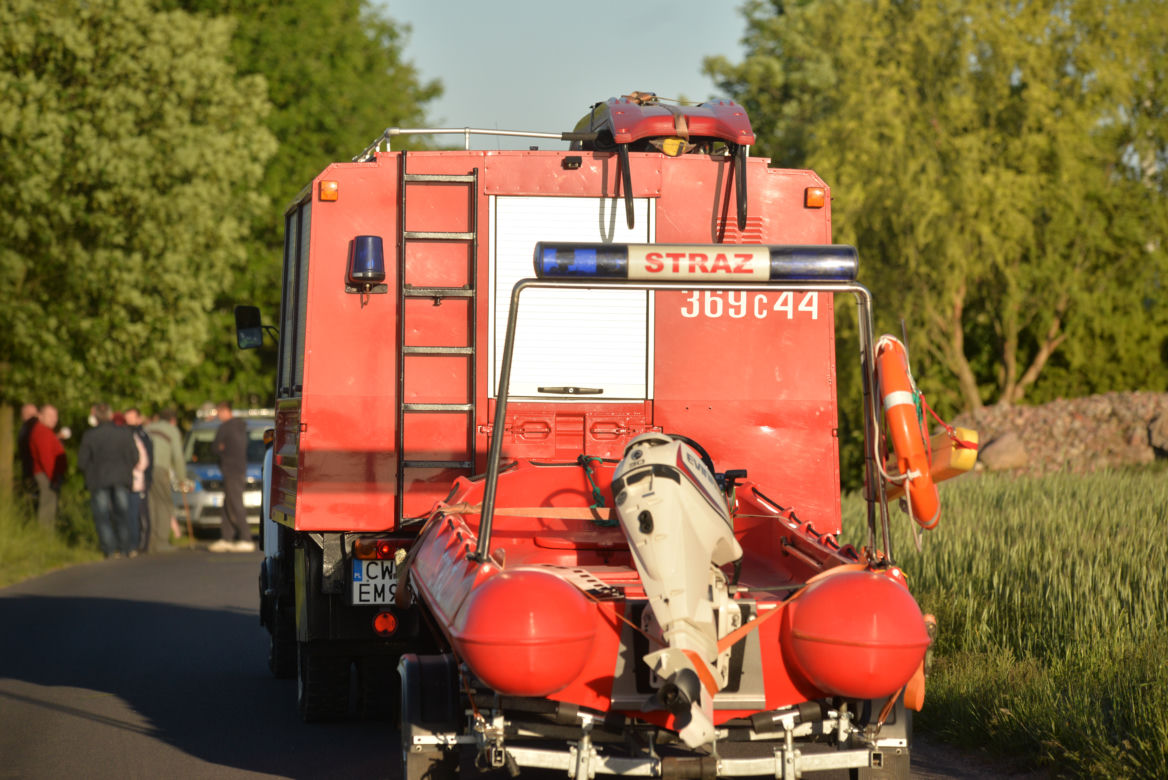 Pijany wjechał do stawu. Cudem przeżył