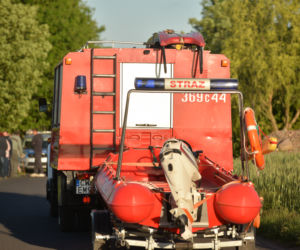 Pijany wjechał do stawu. Cudem przeżył