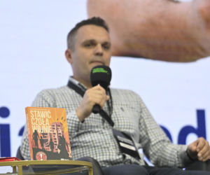 Warszawskie Targi Obronne. Scena Biała. Stawić czoła wojnie. Zostać czy wyjechać – Debata WYDAWNICTWA NAUKOWEGO PWN o bezpieczeństwie obywateli