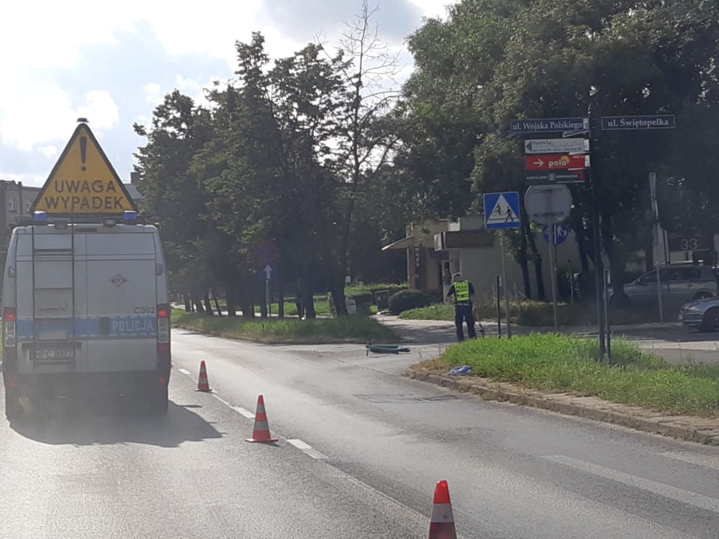 Groźna kolizja w Toruniu. Kierowca BMW potrącił 21-latka na hulajnodze!
