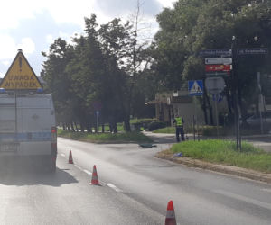 Groźna kolizja w Toruniu. Kierowca BMW potrącił 21-latka na hulajnodze!