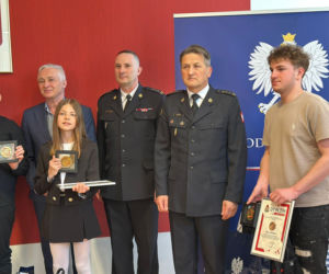 Odwaga, która ratuje życie. Szóstka młodych bohaterów ze Świętokrzyskiego z odznaką „Iuvenis Forti”