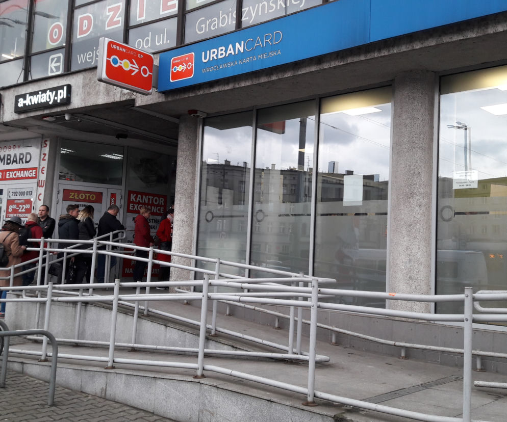 Kolejki do biura obsługi klienta Urbancard przy Grabiszyńskiej