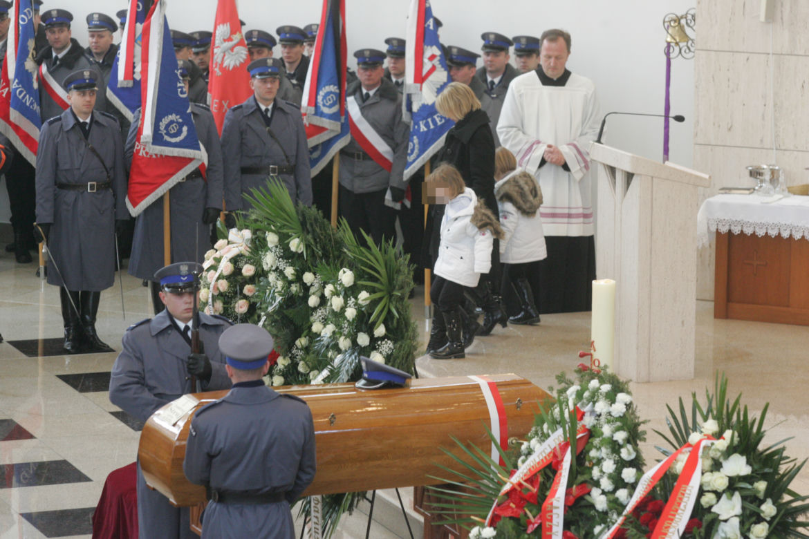 Zadźgali policjanta na przystanku, bo zwrócił im uwagę. Rocznica śmierci Andrzeja Struja