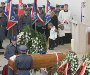 Zadźgali policjanta na przystanku, bo zwrócił im uwagę. Rocznica śmierci Andrzeja Struja