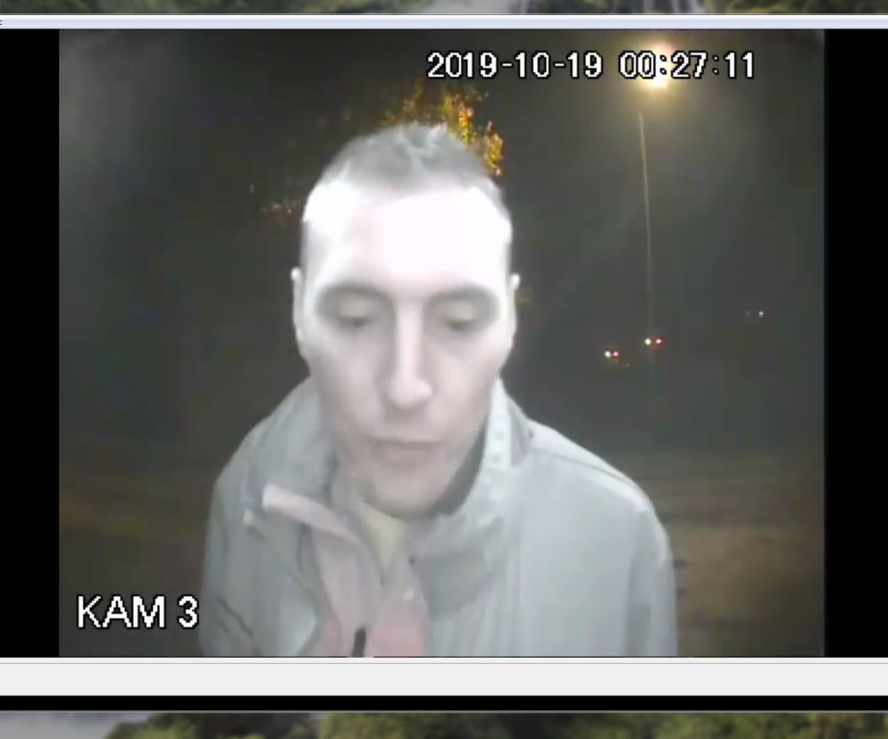 Policja w Kołobrzegu poszukuje mężczyzny, który zniszczył paczkomat
