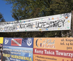 Na banerze można przeczytać: „Tęsknimy za Wami i czekamy” 