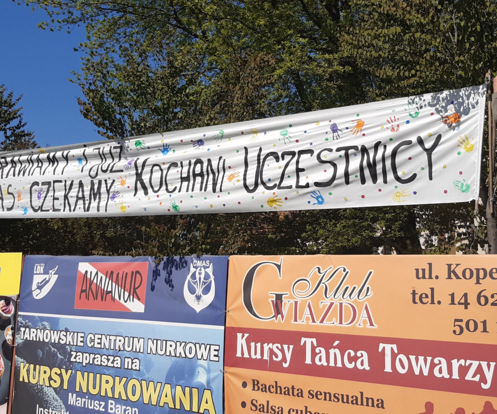 Na banerze można przeczytać: „Tęsknimy za Wami i czekamy” 