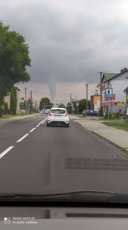 Trąba powietrzna na Śląsku! Ogromny wir widziany był w Żorach. Może być groźny! [ZDJĘCIA, WIDEO]