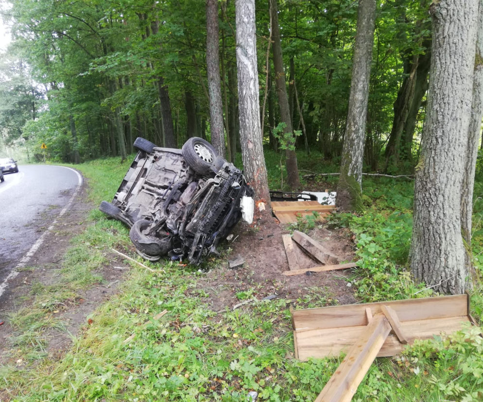 Utrudnienia na DK 53 na odcinku Klewki - Trękusek. Auto wpadło w poślizg. Kierowca nie miał prawa jazdy