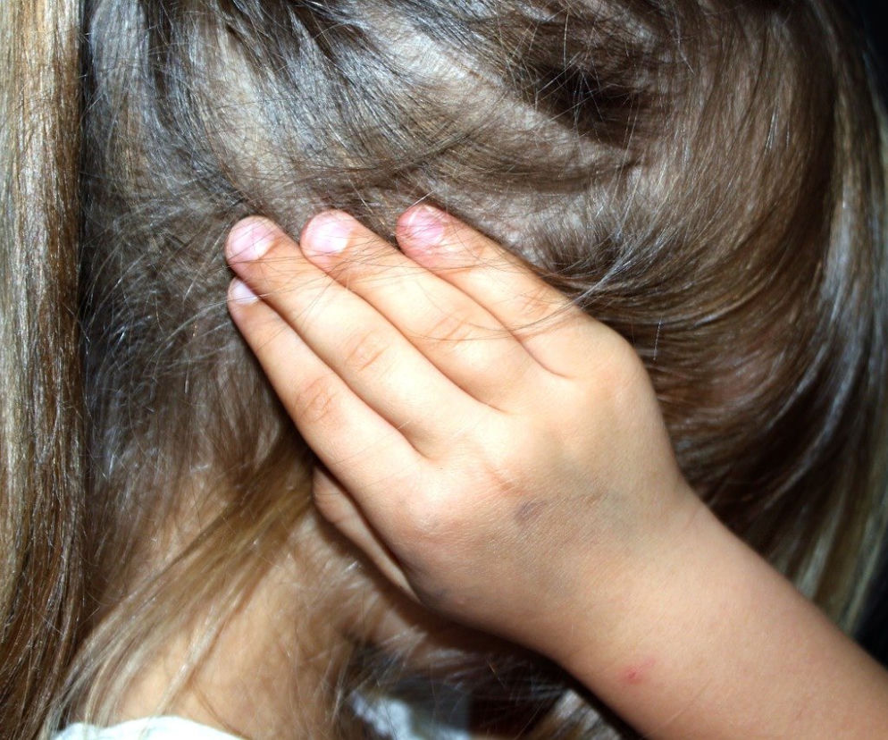 Złapał dziecko w miejsce intymne na cmentarzu! Matka wszystko widziała!  Ten obrzydliwy facet nas...