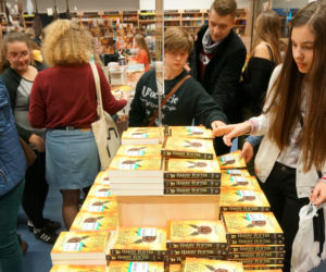 Harry Potter i przeklęte dziecko na półkach księgarni