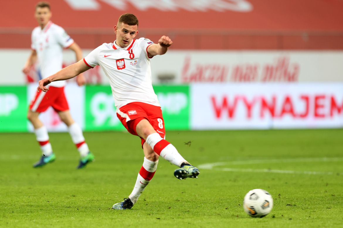 Kacper Kozłowski w objęciach brunetki