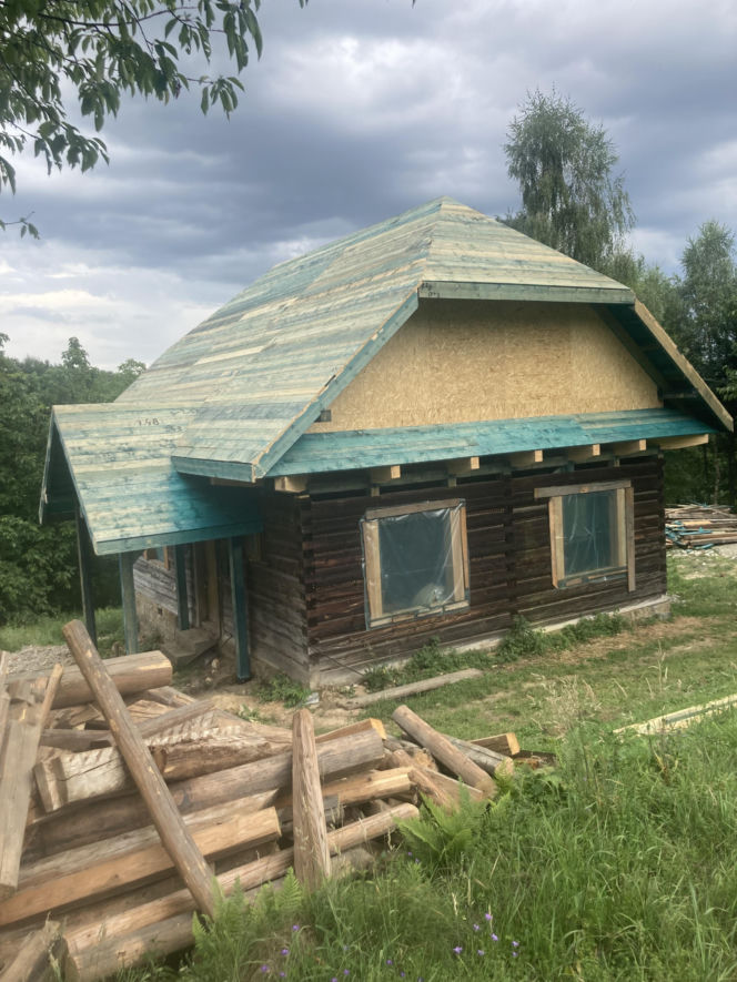 Remont drewnianej chaty w Tropiu (woj. małopolskie)