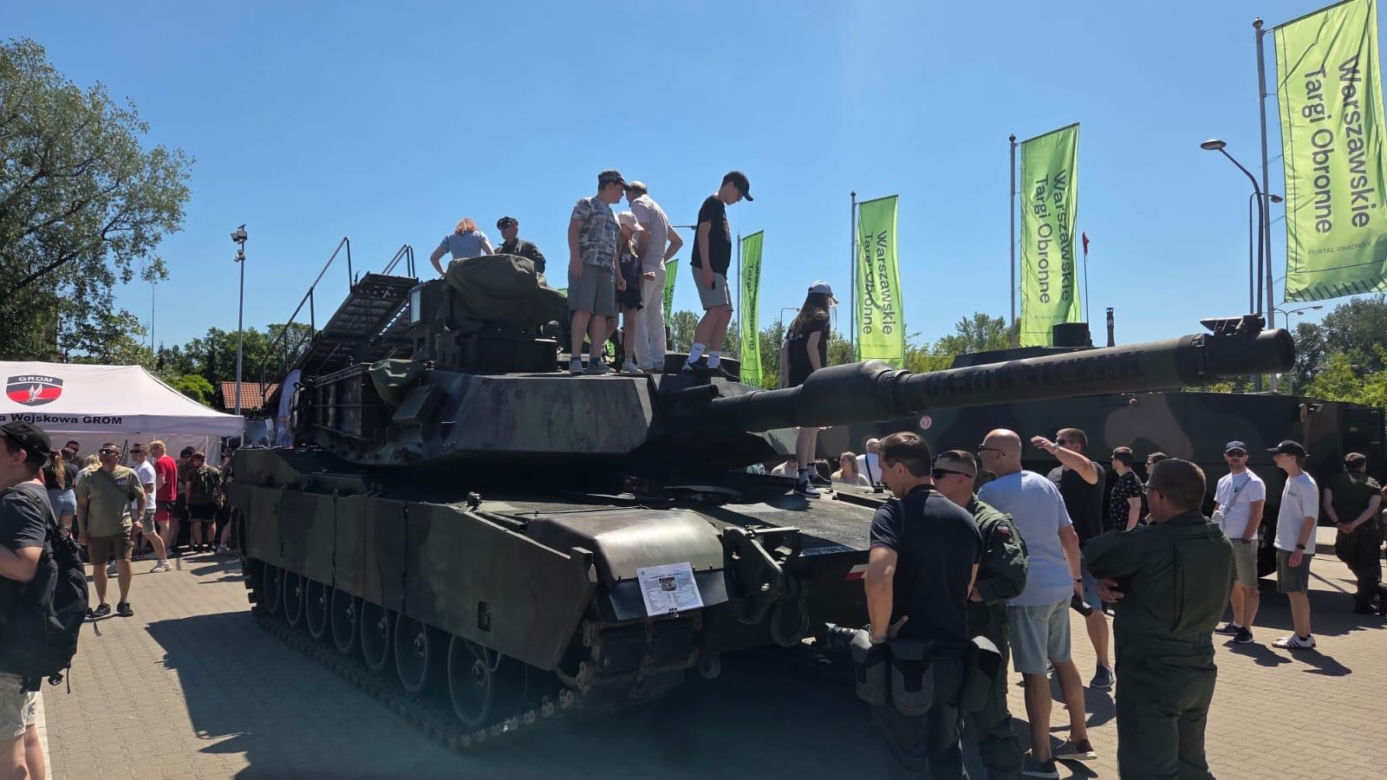 Tłum na warszawskich Targach Obronnych