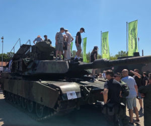 Tłum na warszawskich Targach Obronnych