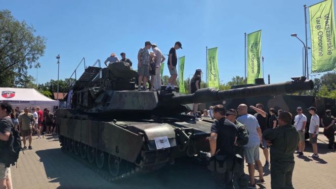 Tłum na warszawskich Targach Obronnych