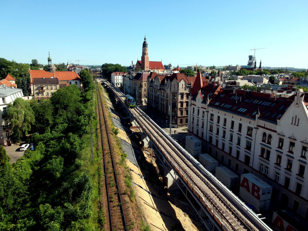 Kraków: Pierwsza lokomotywa przejechała po nowych estakadach kolejowych na Grzegórzkach