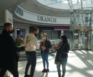Reporterzy Radia Eska wręczali szczeciniankom tulipany w CH Galaxy