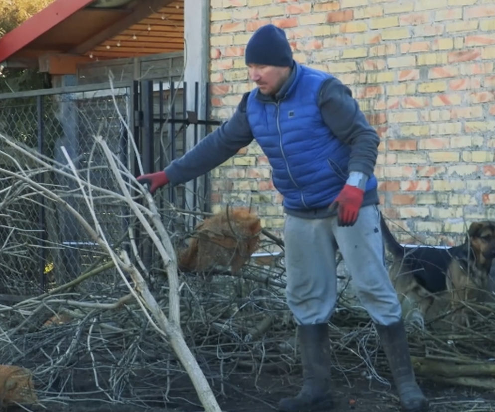 Rolnicy. Podlasie. Andrzej: To wszystko poobcinaj! Na łyso zrób!. Porządkowanie podwórka w Plutyczach