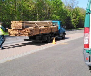 Niebezpieczny transport desek