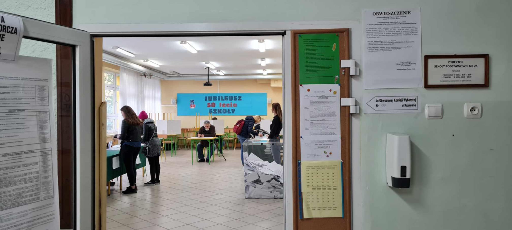 Krakowianie stoją w kolejkach do urn wyborczych. Frekwencja robi wrażenie!