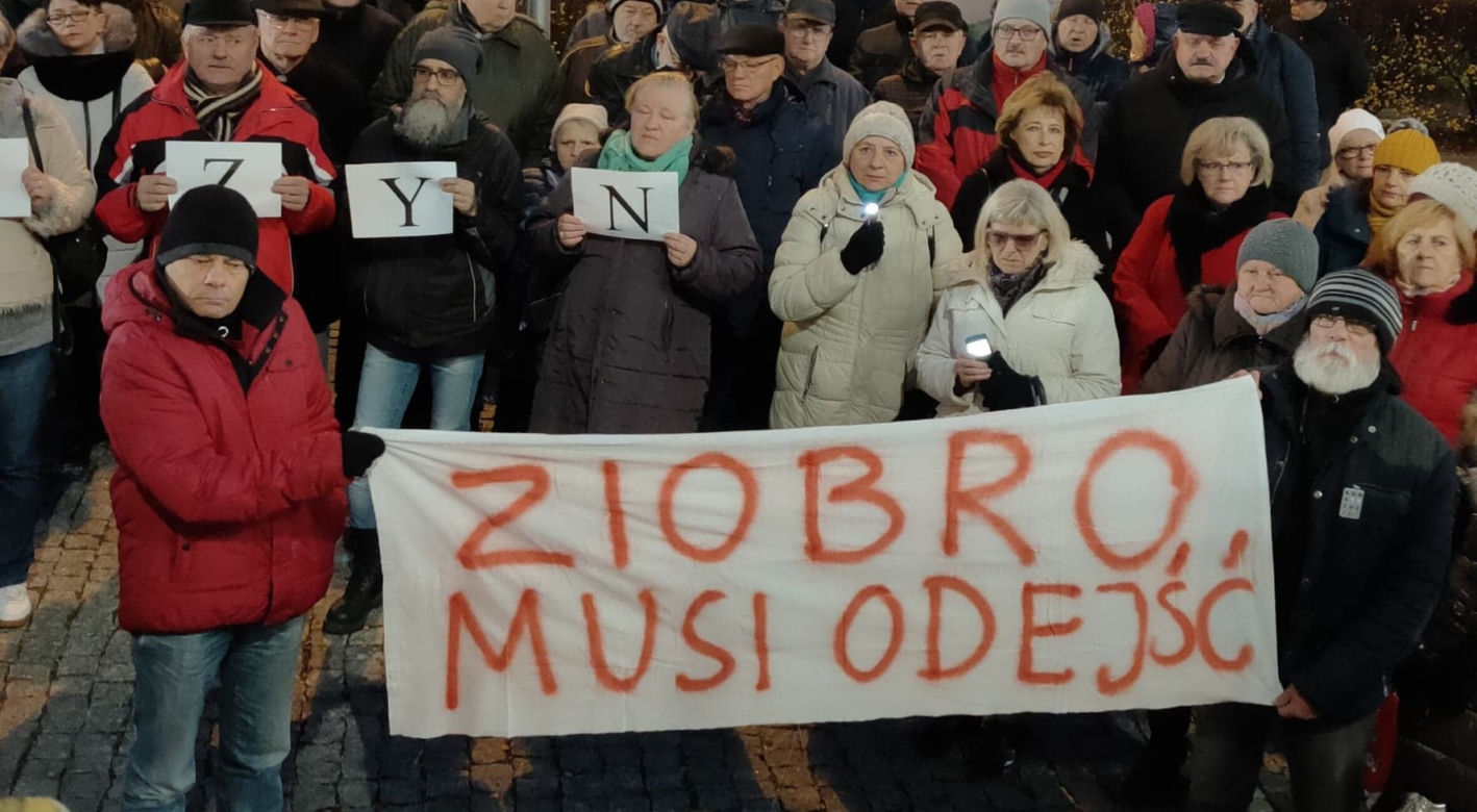 Radom: Manifestowali w obronie sędziów. Ponad 100 osób osób wzięło udział w demonstracji