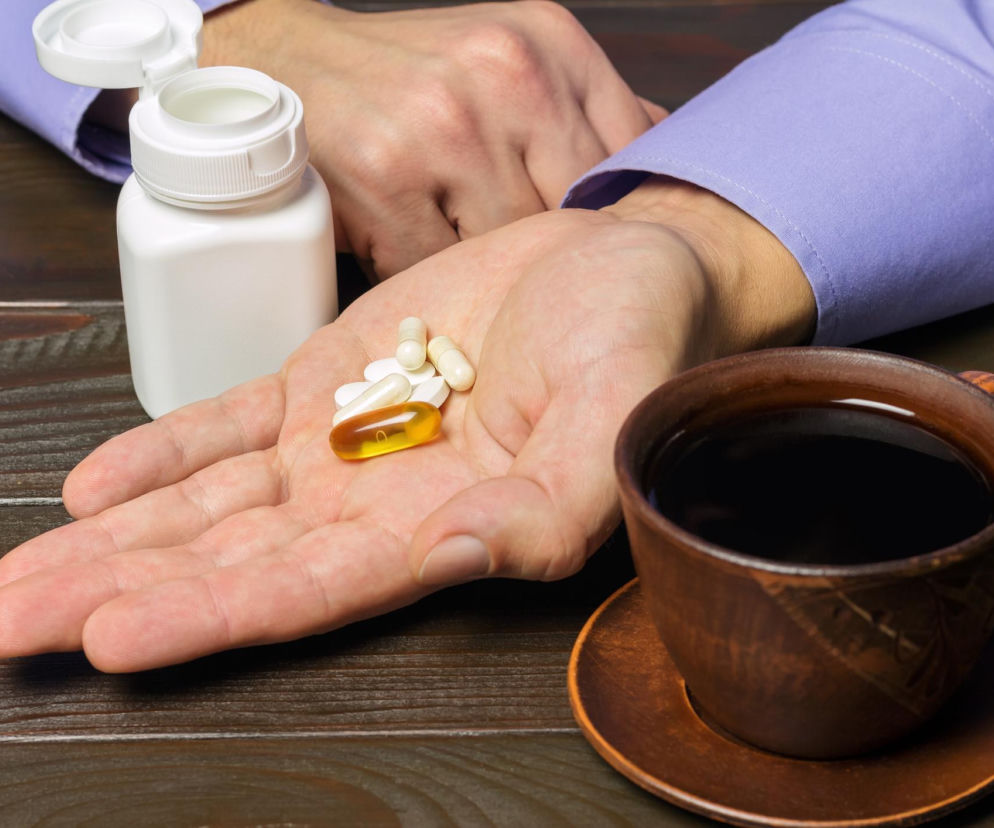 Myślisz, że bierzesz suplementy prawidłowo? Jedna drobna czynność obniża ich skuteczność nawet o 64 proc.