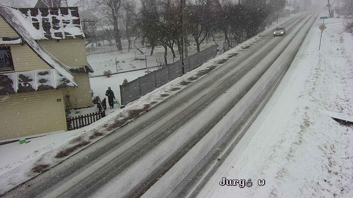 Śnieżyce w Małopolsce. Drogi są białe i śliskie