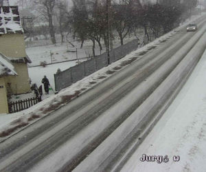 Śnieżyce w Małopolsce. Drogi są białe i śliskie