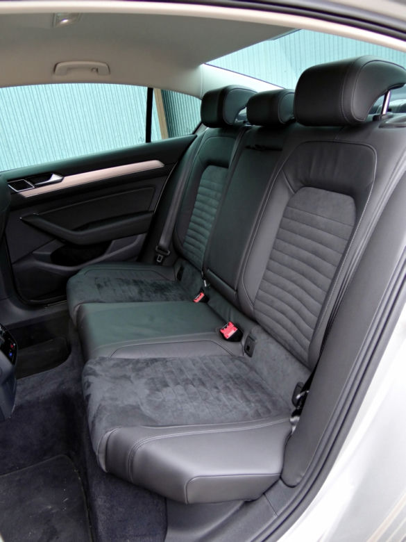 Volkswagen Passat Limousine B8 Highline 2.0 TDI DSG BlueMotion