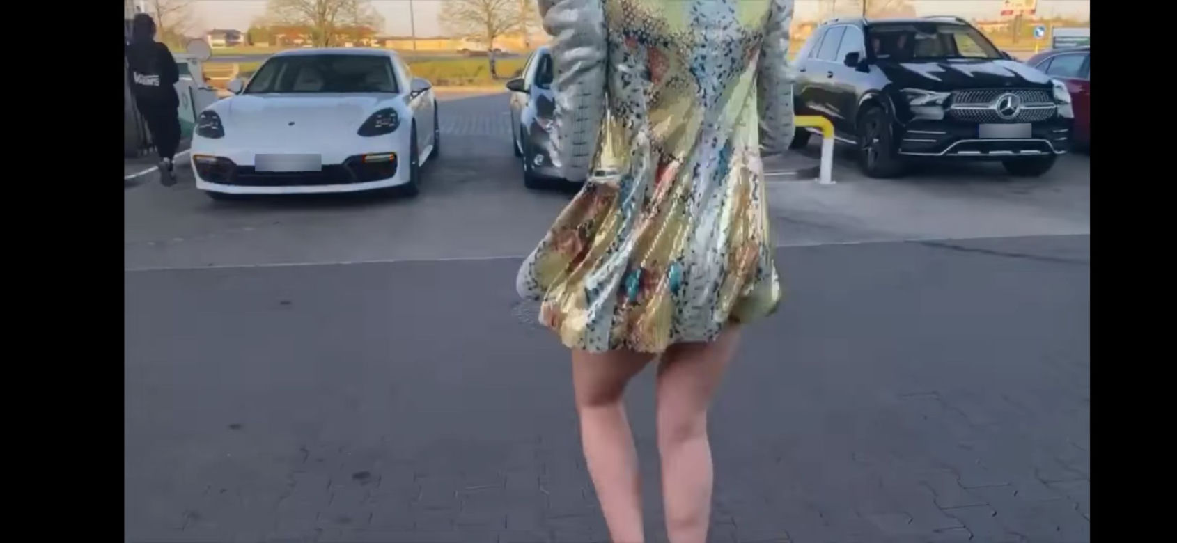 Monika Goździalska tankuje Porsche i pokazuje pupę