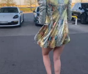 Monika Goździalska tankuje Porsche i pokazuje pupę