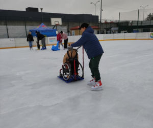 Osoby jeżdżące na wózkach mogą korzystać z łomżyńskiego lodowiska! MOSiR kupił specjalny sprzęt